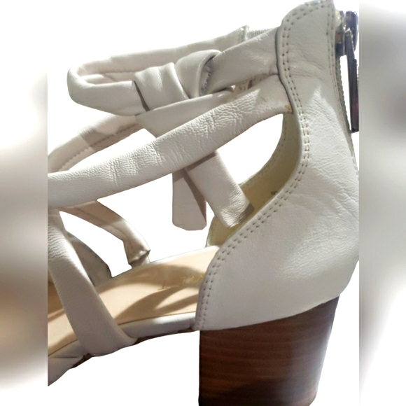 ELEGANT CREAM STRAPPY SANDALS LEATHER UPPERS - Picture 3 of 12